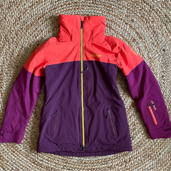 Tech ski jacket built for long days on the mountain. In excellent condition. - Picture 5 of 12